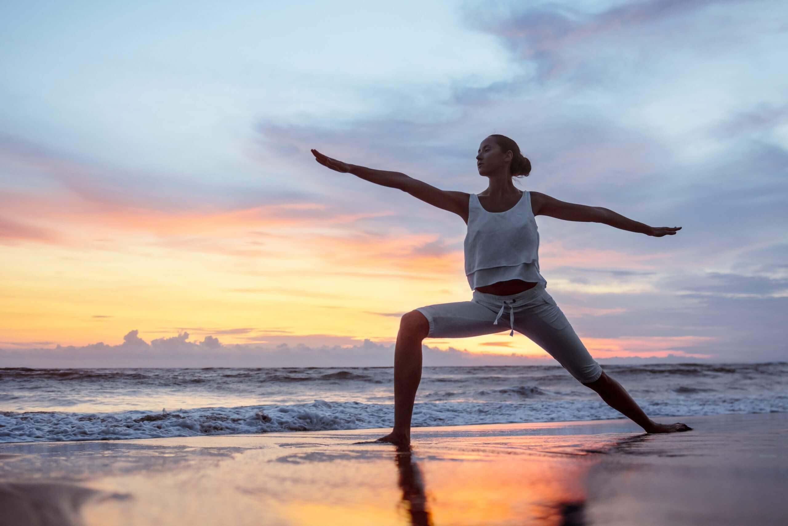 kobieta yoga na plaży